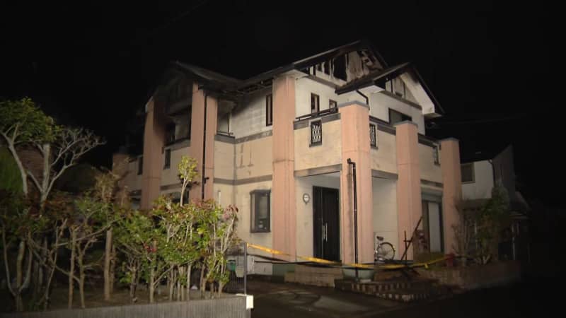 木造２階建て住宅で火事　焼け跡から性別不明１人の遺体発見　住人の７５歳男性と連絡とれず