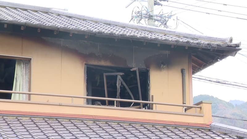 「火事です。逃げ遅れがいるか･･･」住宅2階部分が燃える火事　焼け跡から男性1人の遺体が見つかる　この家に住む51歳長男か