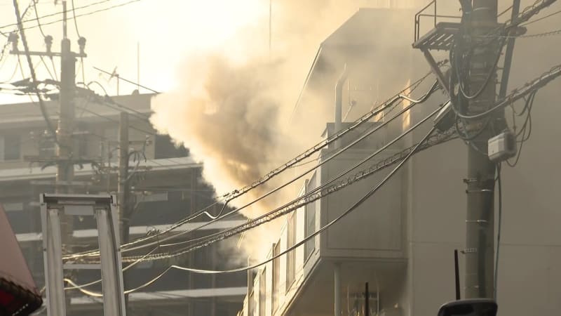 「３階から黒煙が出て、どんどんひどくなっている」マンションの３階から出火　消防車１５台が出動し、消火活動　北九州市