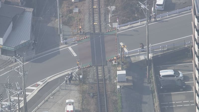 乗用車が遮断機に挟まれ出られなくなったか　JR久大線の踏切事故　運転の高齢女性と乗員乗客250人にけがなし　約1時間運転見合わせ