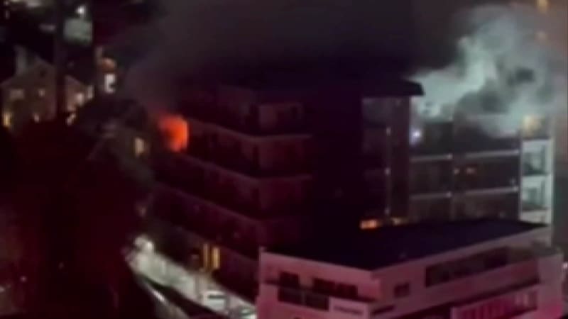 都市部のマンションで火事　火元の部屋に住む80代夫婦が死亡　寝室が激しく燃える