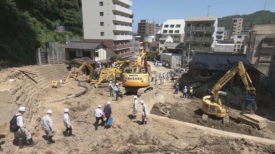 松山市の土砂崩れ 原因究明の検討委が現場視察 崩れた斜面に「パイピングホール」を新たに確認
