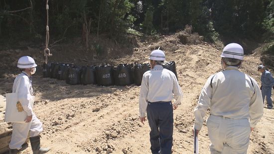 土砂崩れ現場での二次被害防止へ 大型の土のうを積み上げる応急工事はじまる