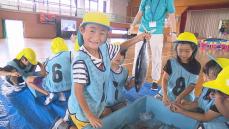 子どもたちの“魚離れ”防げ！夏休みの小学校で出前授業＆愛媛県が仕掛ける「お魚トレカ」