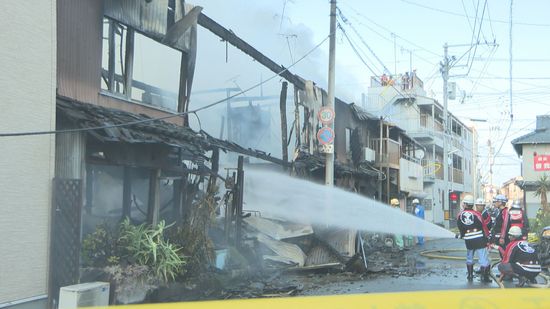 全焼など９棟を焼く火事 火元から１人の遺体見つかる【愛媛】