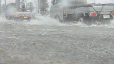 大雨から一夜　松山市内で後片付け