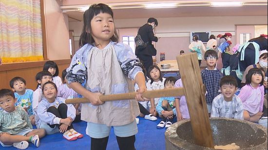 園児が元気にぺったんこ！日本の風習や文化知って こども園で餅つき大会