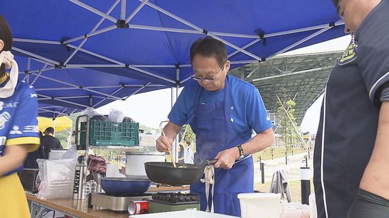 J2昇格決定のFC今治「感謝の集い」で岡田会長が思い出の料理を振る舞う