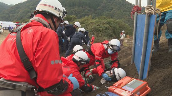 新居浜市で大規模災害を想定した対応訓練 警察と消防が企業と連携