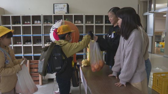 児童がミカン持ち寄り福祉施設へプレゼント 八幡浜市で恒例「愛のみかん運動」