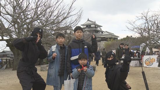 ニンジャも！歴史好きのお笑い芸人も！！3連休最終日の松山城多くの人でにぎわう「まつやまお城フェスタ」開催中【愛媛】