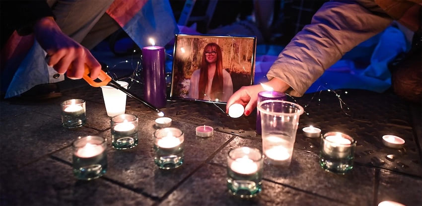 16歳のトランス女性刺殺事件、追悼集会で怒りと悲しみが噴出　英