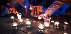 16歳のトランス女性刺殺事件、追悼集会で怒りと悲しみが噴出　英