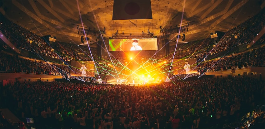 UVERworld、日本武道館に刻んだ2025年のクリスマスライブ｜Infoseek