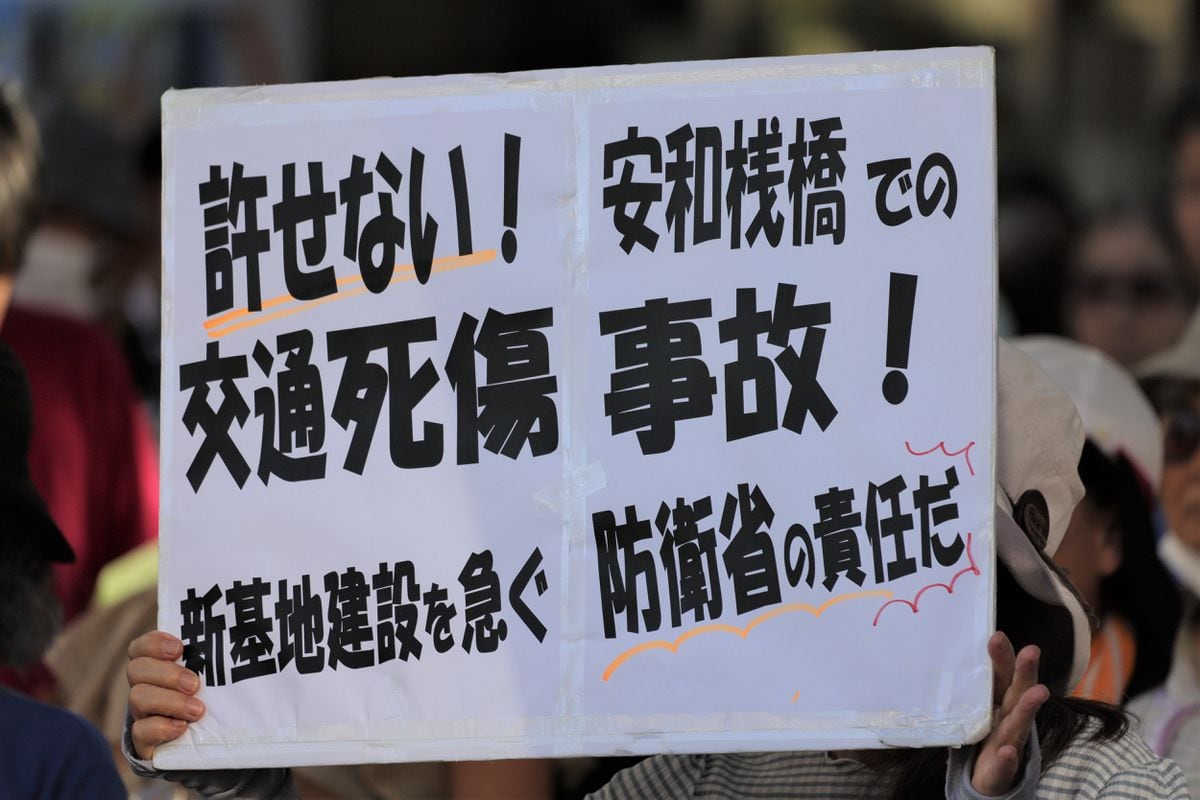 辺野古ダンプカー事故抗議集会　手を挙げて横断「事故起こりようがない」「防衛省の責任」