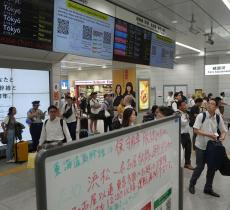 「どうにか帰りたい」夏休みを直撃、酷暑も追い打ち　新幹線運転見合わせで新大阪駅大混乱