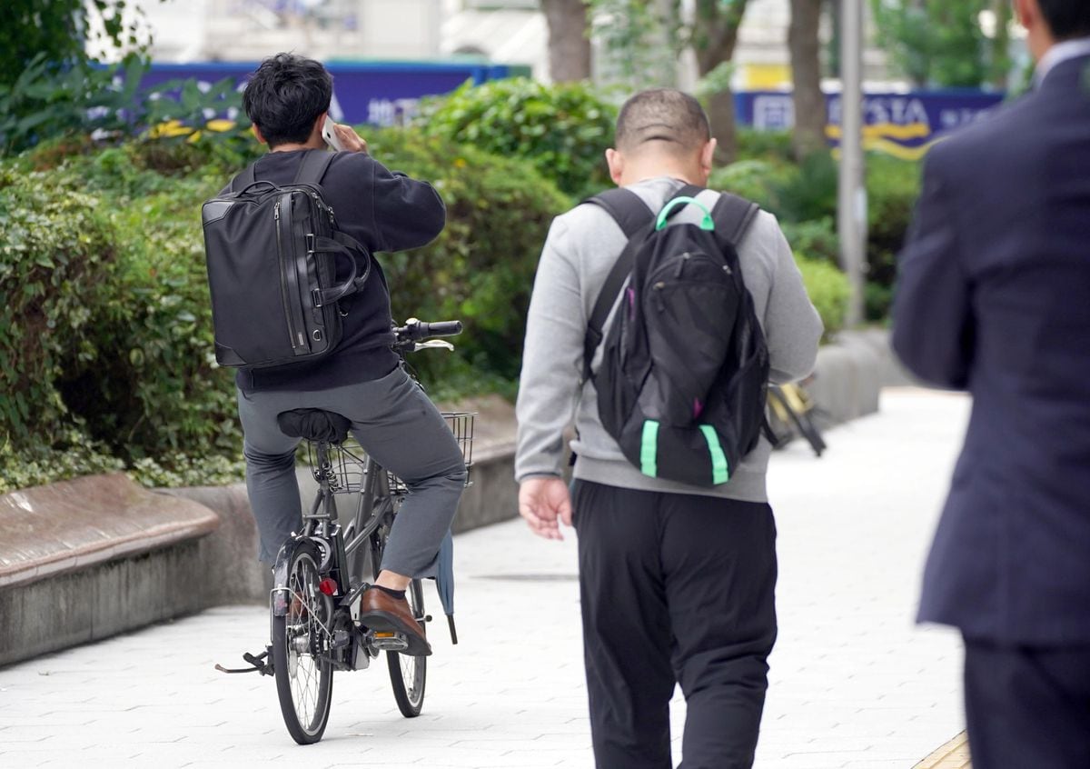 自転車「ながら運転」、20代までが7割以上　「スマホ注視で必要情報拾えない」と専門家