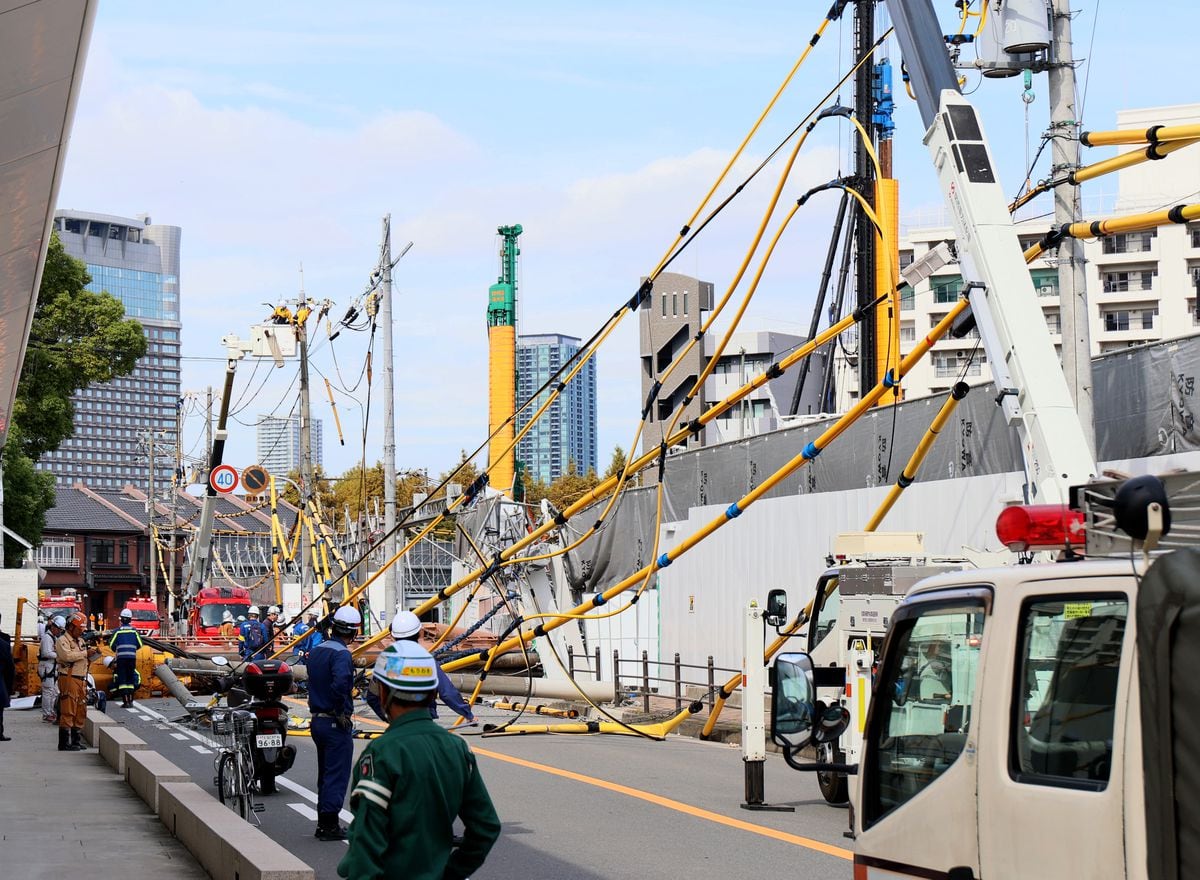 大阪・都島区の「太閣園」跡地で重機横転　電柱折れる　１人がけが　