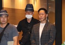SNS投資詐欺、拠点のビル一斉捜索で8人逮捕　大阪府警、スマホ1800台超を押収