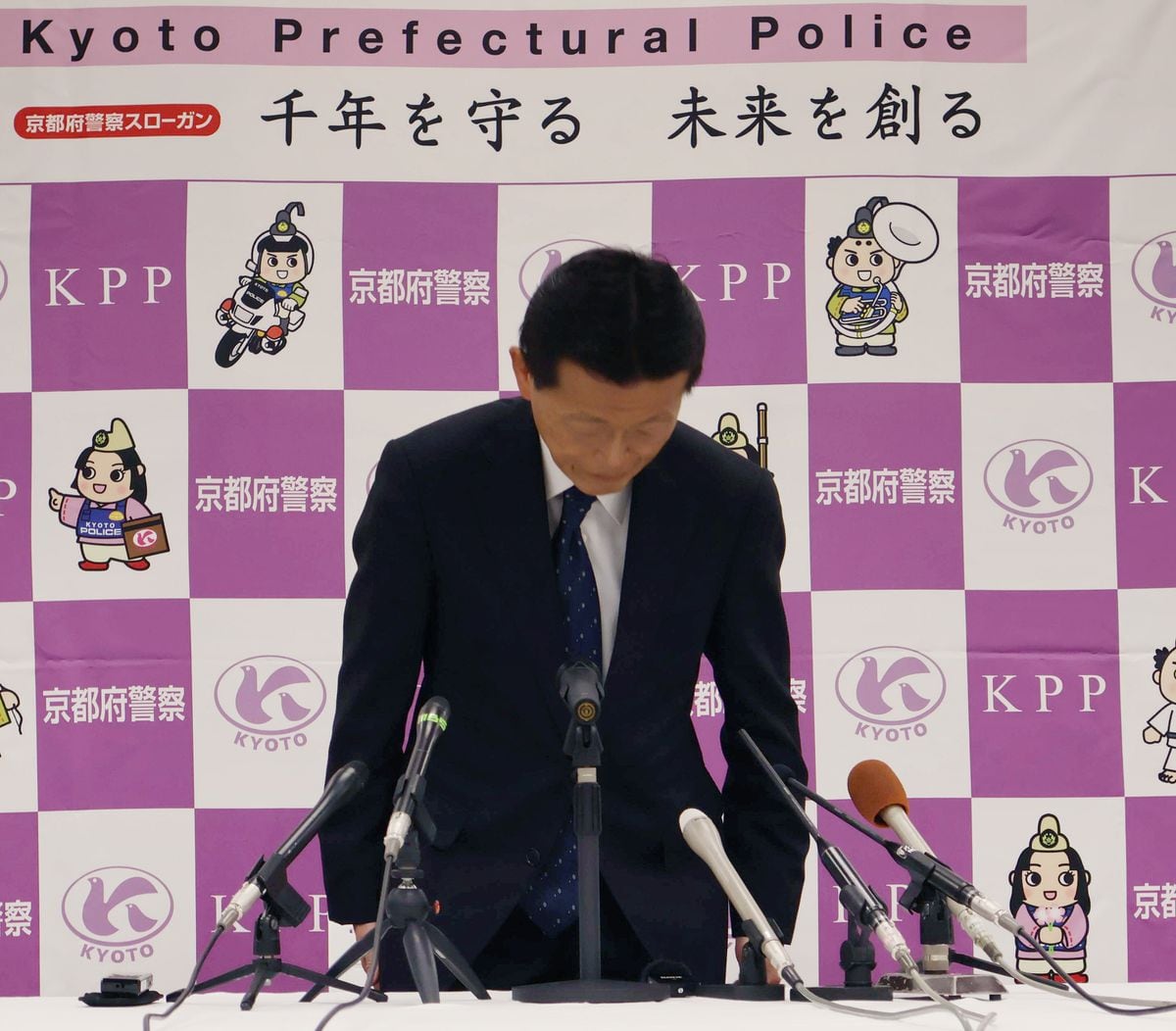 不適切発言「組織の信頼を棄損した」　パワハラ更迭の京都府警本部長、離任会見で謝罪