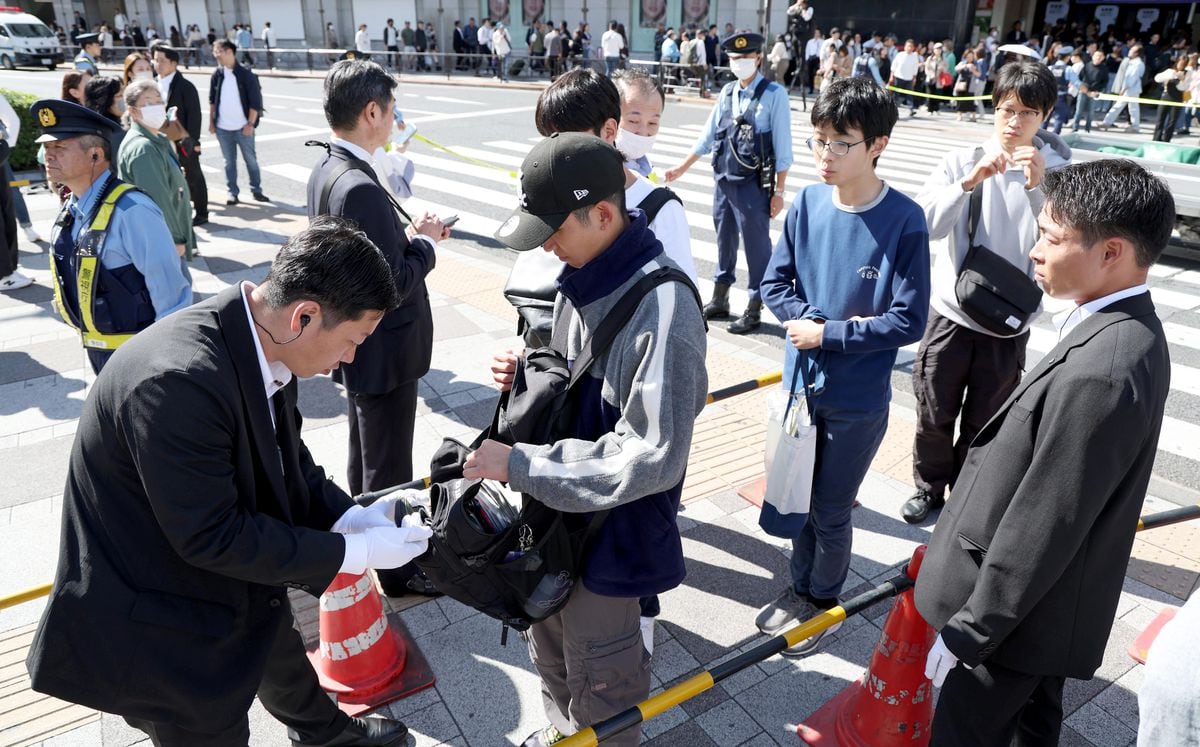 警護徹底か、触れ合いか　「ここまでの雰囲気とは…」テロ厳戒態勢下の衆院選