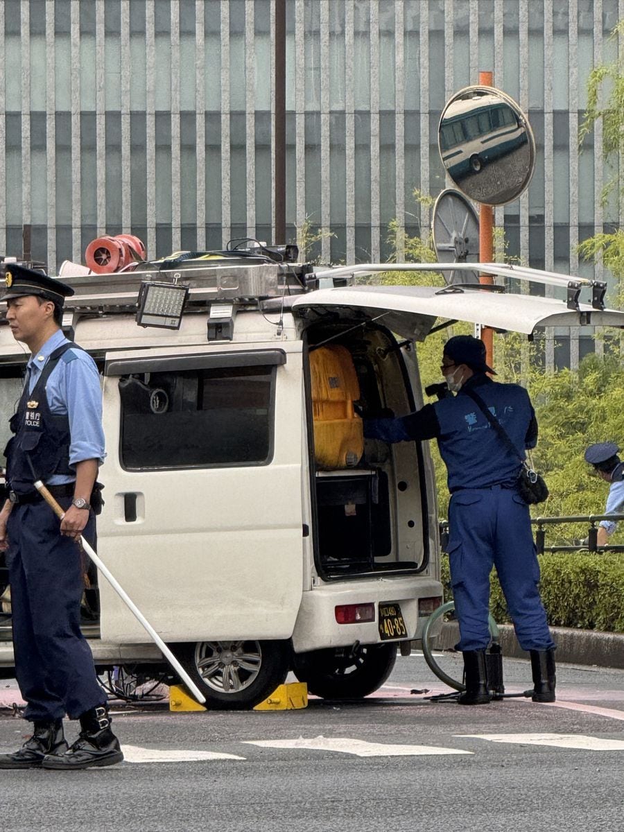 首相官邸の柵に車で突っ込む、40代男を現行犯逮捕　直前に自民党本部に火炎瓶投げつけか