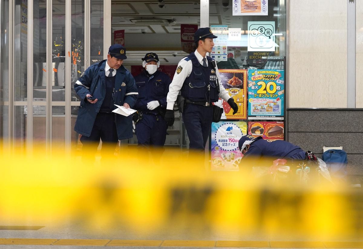 「金を出せ」と脅し飲料水奪う　JR大阪駅でコンビニ強盗、66歳無職男を現行犯逮捕