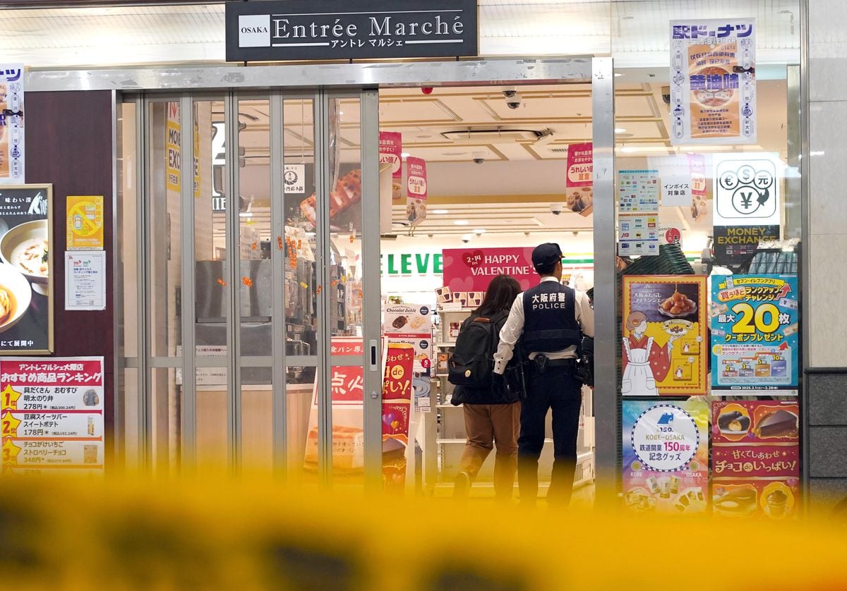 JR大阪駅のコンビニに50代くらいの刃物男、大阪府警が身柄確保　けが人なし