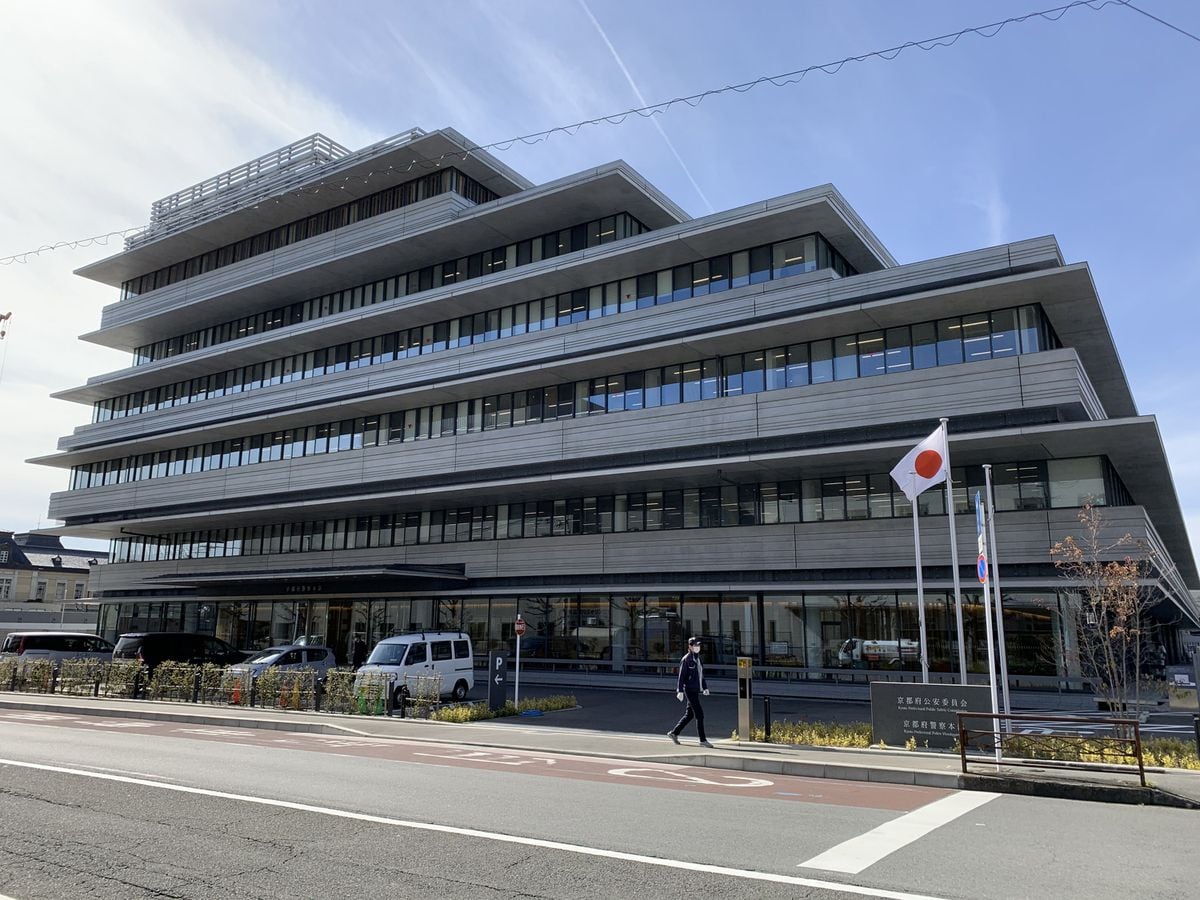 「死のうと思った」駅で包丁所持容疑、左手から流血のスイス人の男を逮捕　京都