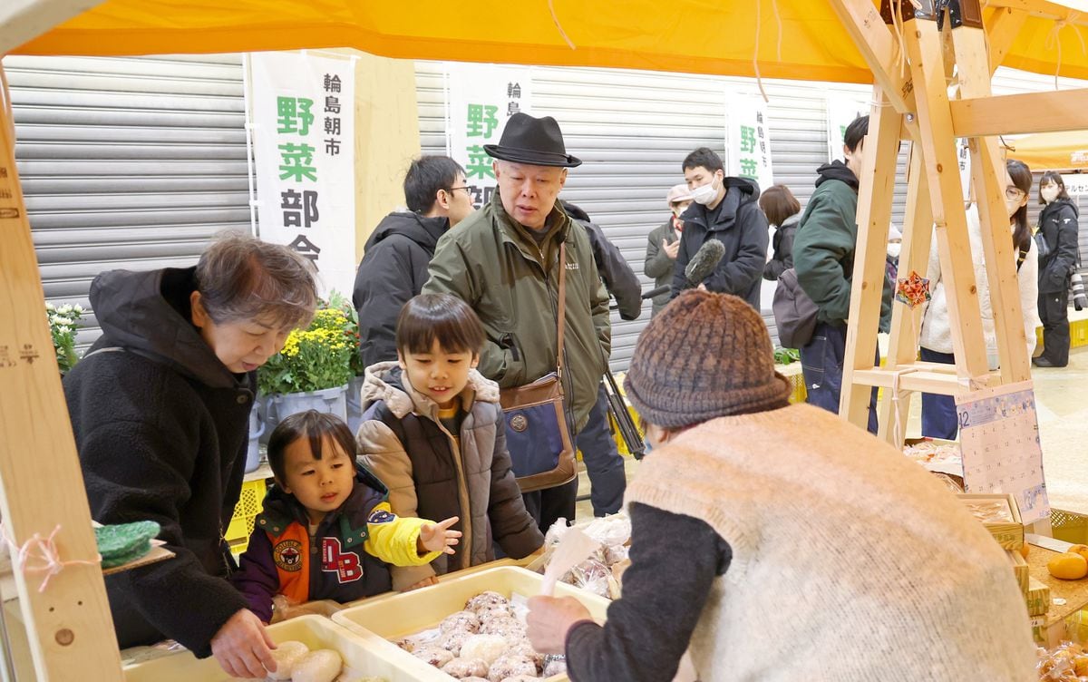 「復興まで続けたい」年内最後の出張朝市、買い物客でにぎわう　石川・輪島の商業施設