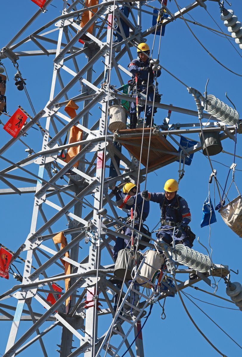 大阪各地で落雷相次ぎ停電、複数駅のエスカレーター停止　東大阪では1000軒超