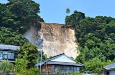 「土煙がもうもう」漁港近くで30メートルにわたり崖崩落　津波の不安も　鹿児島・志布志