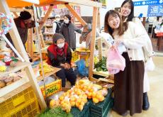 「出張輪島朝市」正月準備でにぎわう「来年はよい年に」　能登半島地震で被災