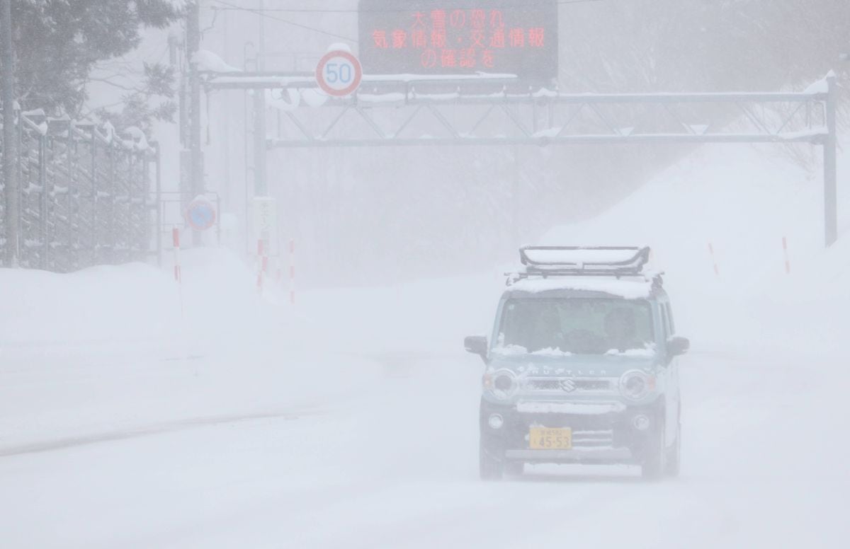 強風で舞う粉雪、奪われる視界　大雪が続く福島・山形県境の栗子峠