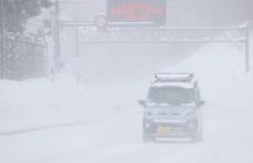 強風で舞う粉雪、奪われる視界　大雪が続く福島・山形県境の栗子峠