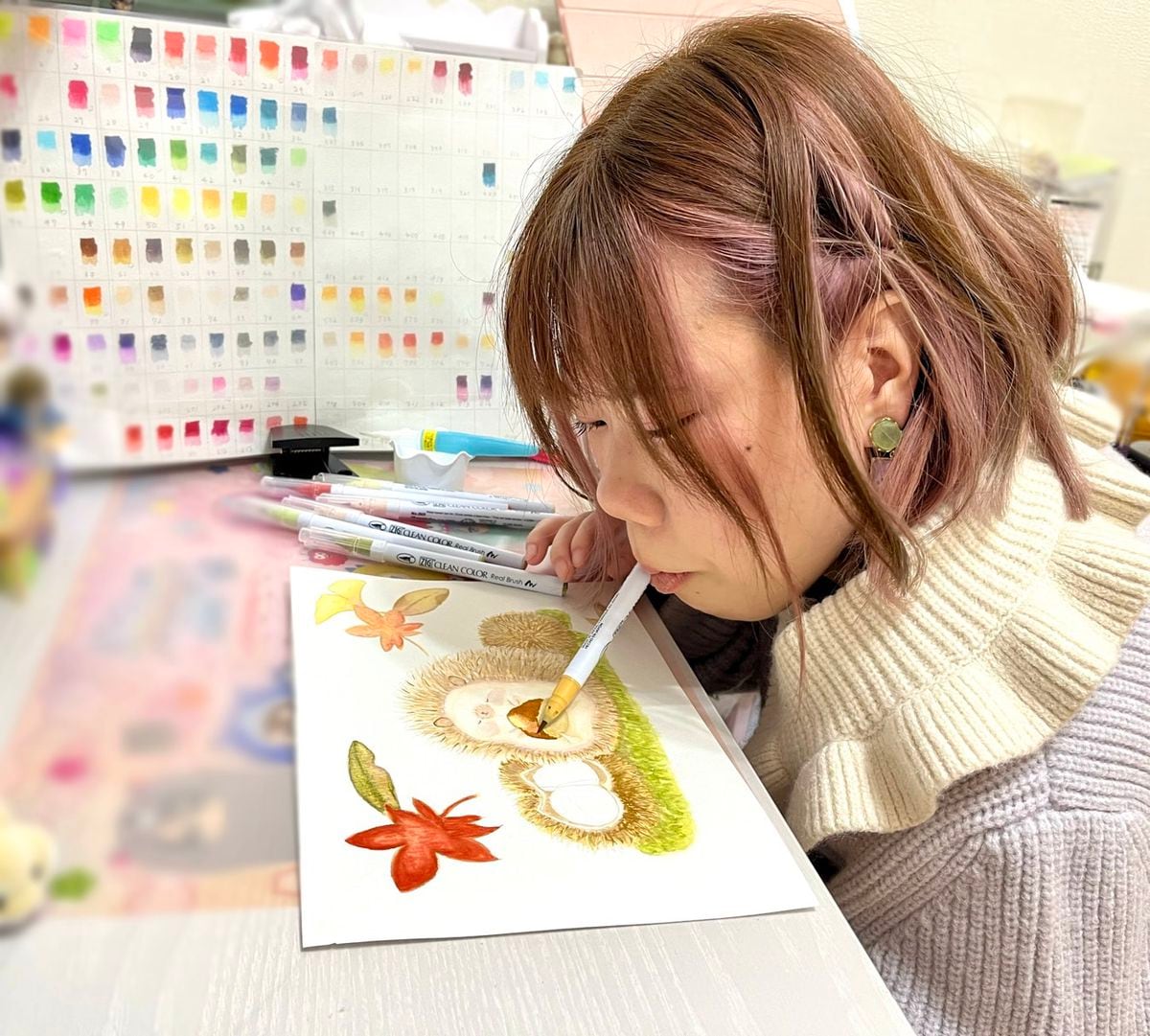 口で描く画家、六鹿香さんデザインのグッズを商品化　芸術家協会「収入が人生築く助けに」