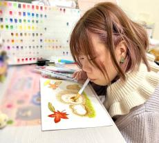 口で描く画家、六鹿香さんデザインのグッズを商品化　芸術家協会「収入が人生築く助けに」