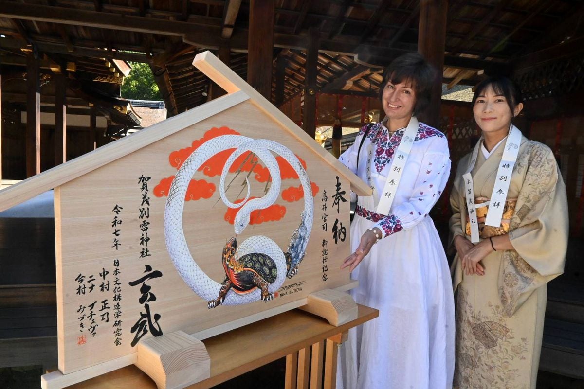 平和の想い込めた守り神　ウクライナ人画家のニナ・ブチェバさん、上賀茂神社へ絵馬奉納