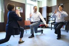 腰痛に効く　室伏広治氏が動画で伝授、オフィスで簡単にできる改善エクササイズ　