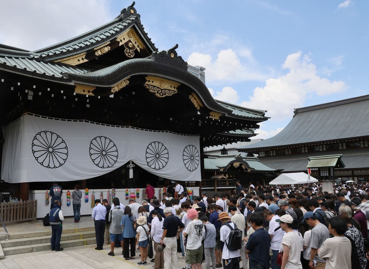 「英霊に感謝したい」終戦の日迎えた靖国神社　多くの参拝者が祈りささげる