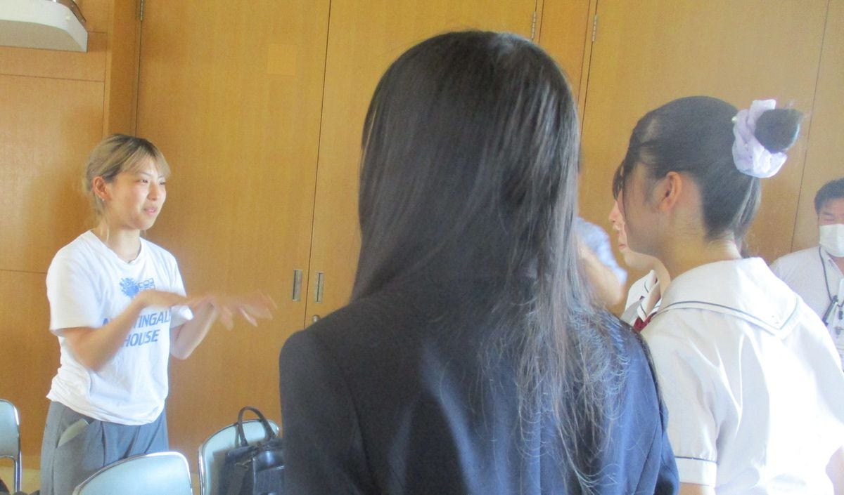 日本人初「国際子ども平和賞」受賞者、川崎レナさんが女子高生にメッセージ