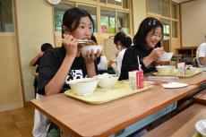 史実を「食」で語り継ぐ 舞鶴の小中学校で「引き揚げ給食」提供始まる