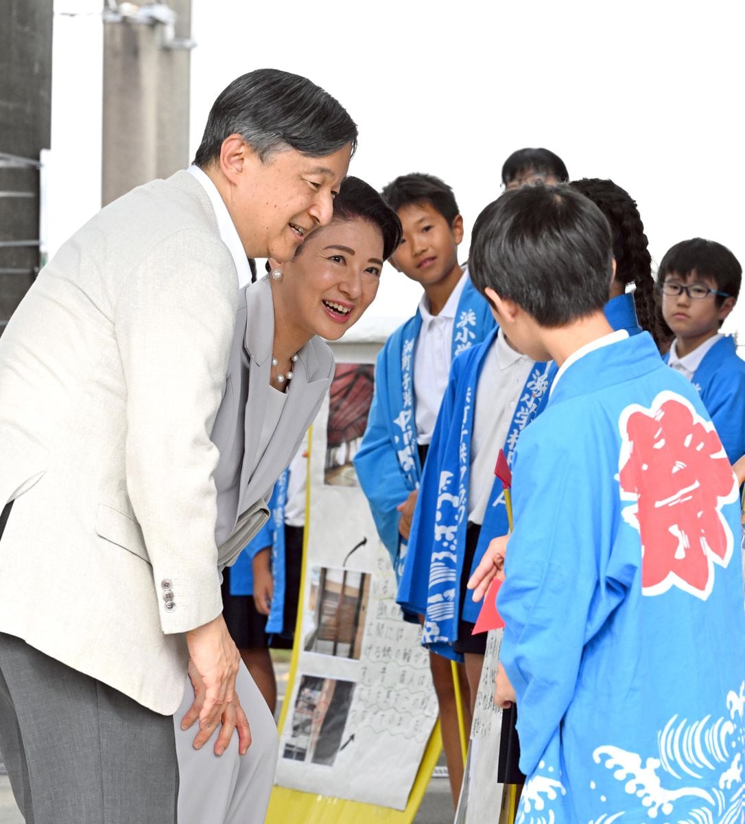 両陛下、佐賀で「酒蔵ツーリズム」ご視察　地元の小学生にお声がけ