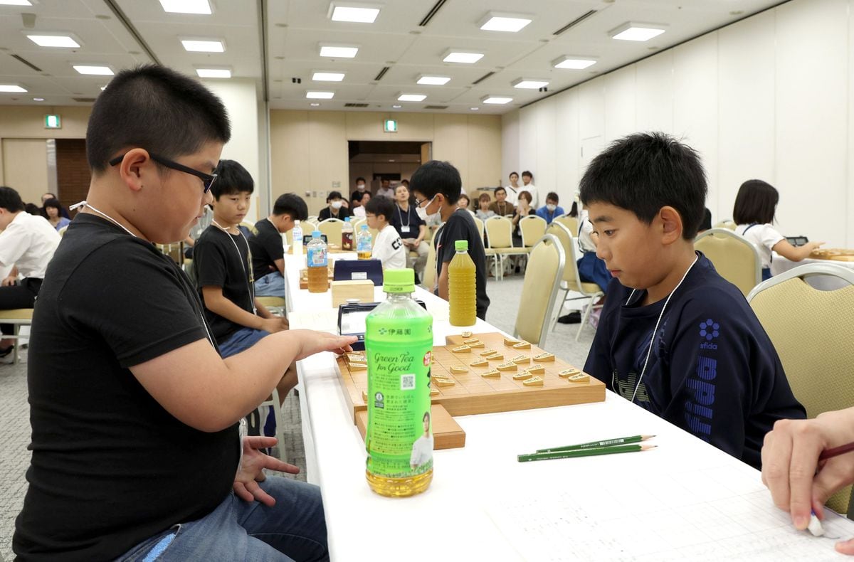 大阪府代表の堺市立平岡小が優勝　「厳しい戦いだった。本当にうれしい」　小・中学校将棋団体戦決勝大会