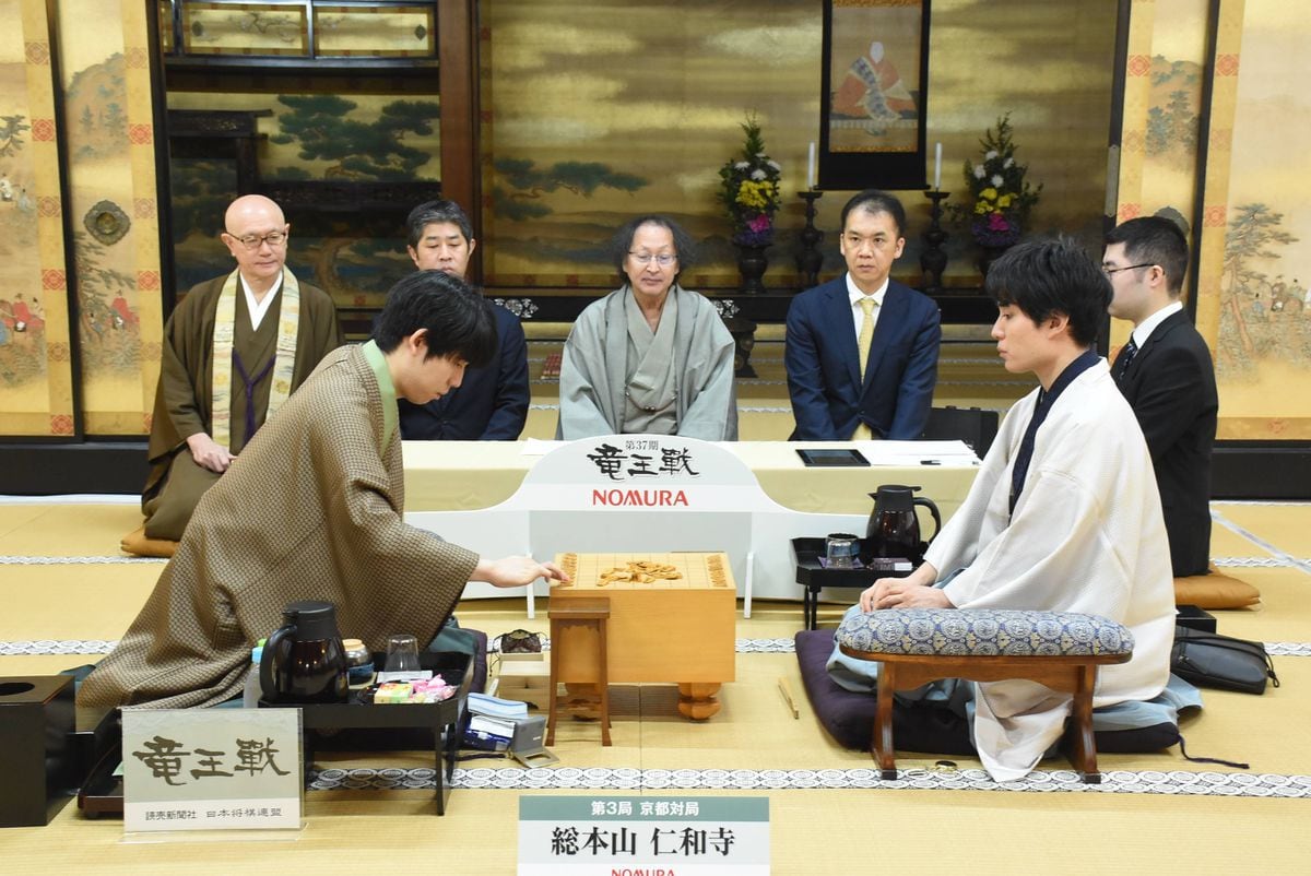 藤井聡太竜王が勝ち2勝1敗に　将棋・竜王戦第3局　「予想していない展開になった」