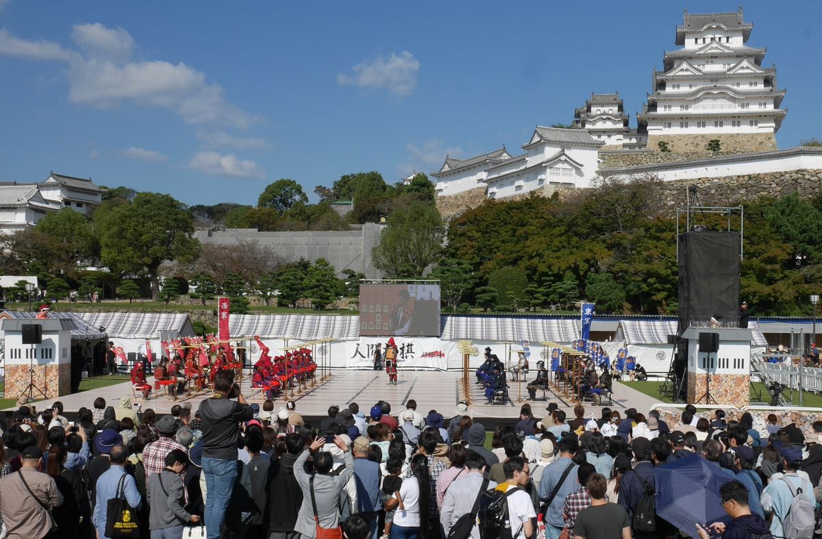 西軍・豊島九段vs.東軍・菅井八段が激突　姫路城で人間将棋　戦の「哲学」体現