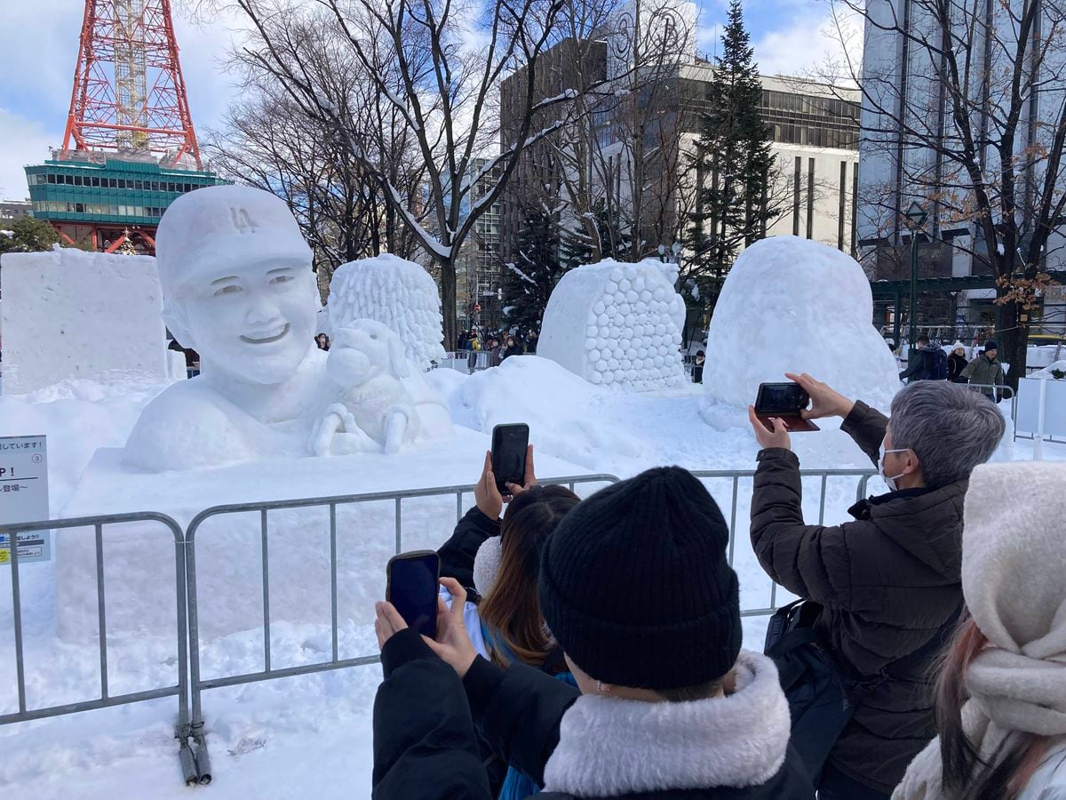 「さっぽろ雪まつり」開幕　迫力の大雪像に歓声　雪と氷の祭典、観光客でにぎわい