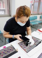 廃れつつある伝統文化の刺繡復興へ　台湾の先住民らが天理参考館で資料調査