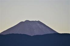 富士山が130年の観測史上最も遅い初冠雪　平年より36日遅れ