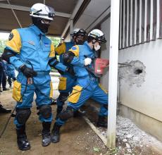 リアルさ重視、家屋の壁にハンマードリルで穴　兵庫県警機動隊員ら災害訓練